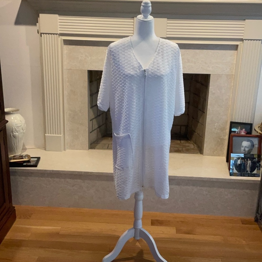 White Zippered Beach Coverup. Cute Anchor Zipper Pull. Side pocket. Size: S-M.